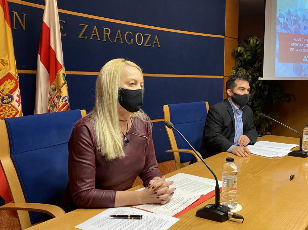 La diputada delegada de Cultura de la Diputación de Zaragoza, Ros Cihuelo, y el técnico del servicio de Cultura, Juventud y Deporte Alejandro Laguna.