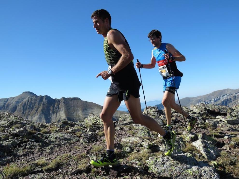 Dos componentes de la Federación Aragonesa de Montañismo en una carrera de montaña