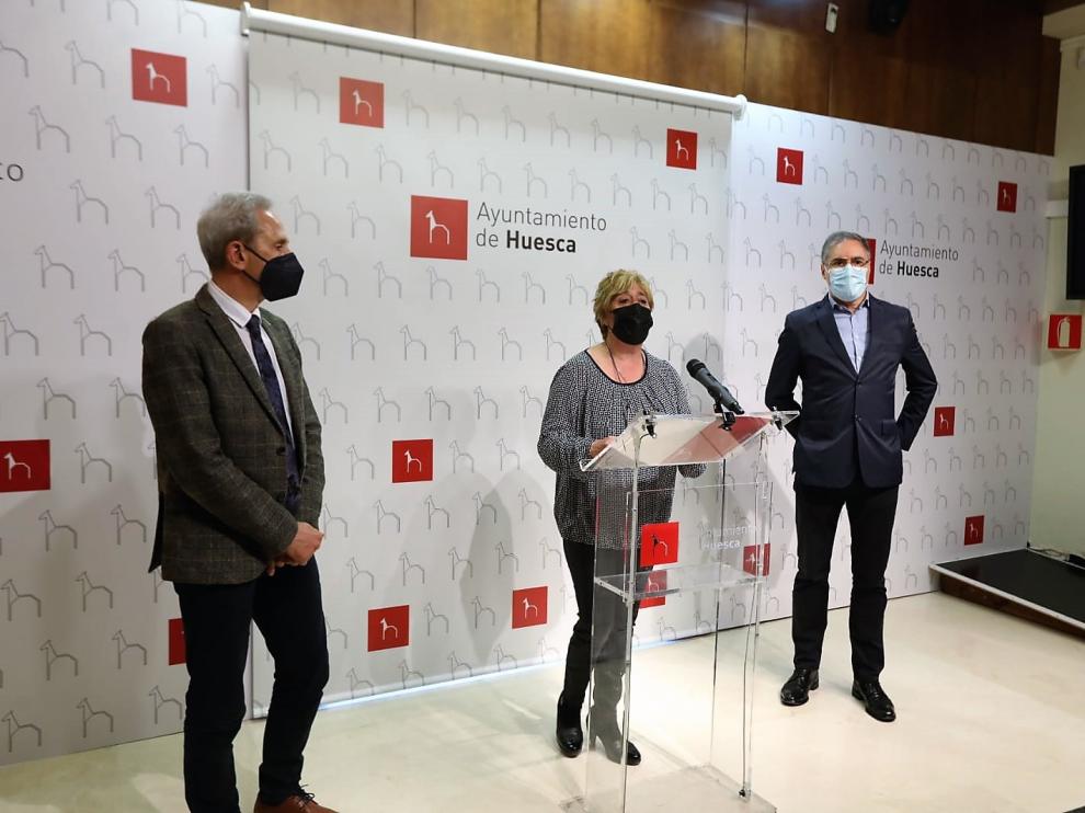 Salvador Cored, Rosa Gerbás y Carmelo Bosque durante la presentación de los nuevos bonos.