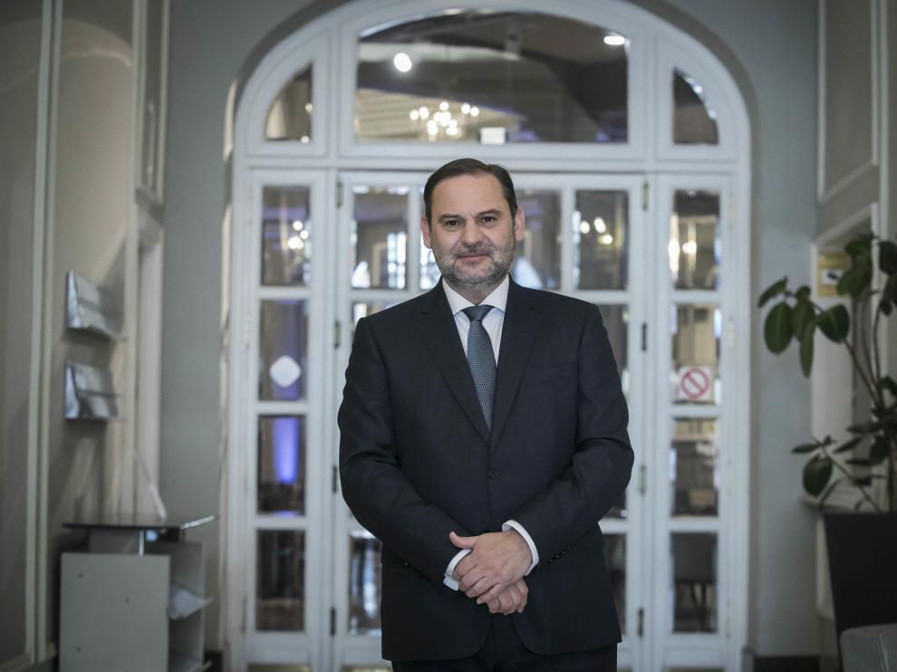 José Luis Ábalos se quitó la mascarilla para la foto tras la entrevista en Zaragoza este viernes.