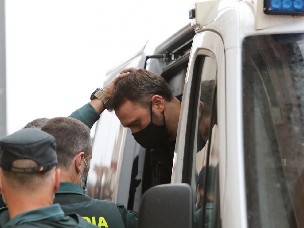 Un guardia civil obligaba esta semana a Feher a agachar la cabeza a su llegada a la Audiencia de Teruel.