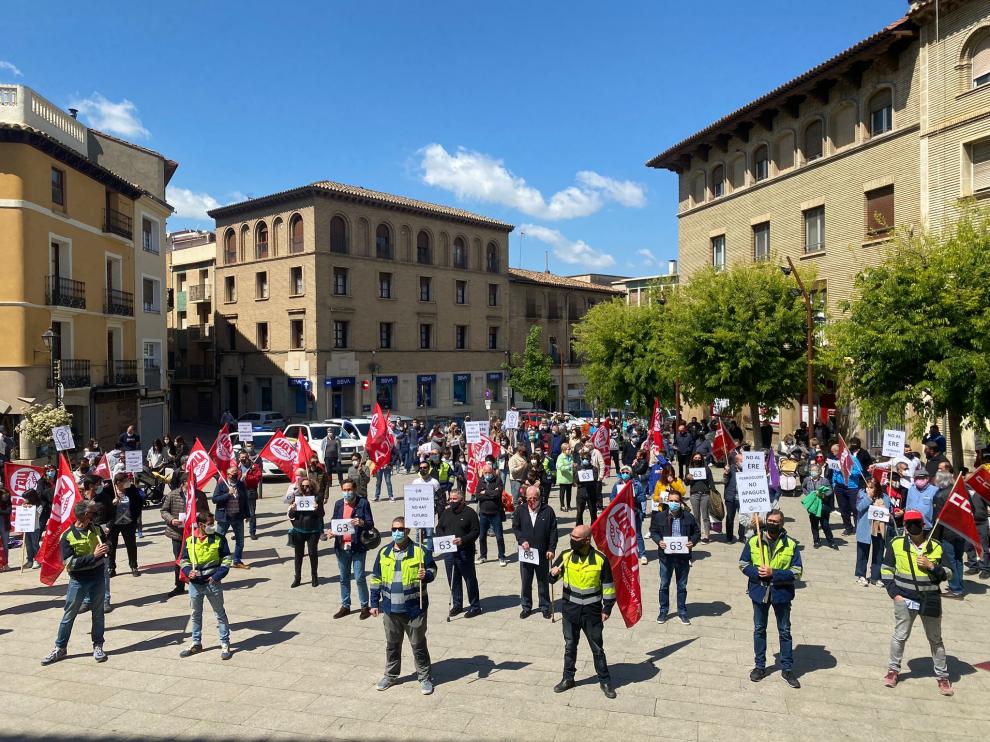 Participantes en la concentración celebrada este sábado en la plaza Mayor de Monzón.
