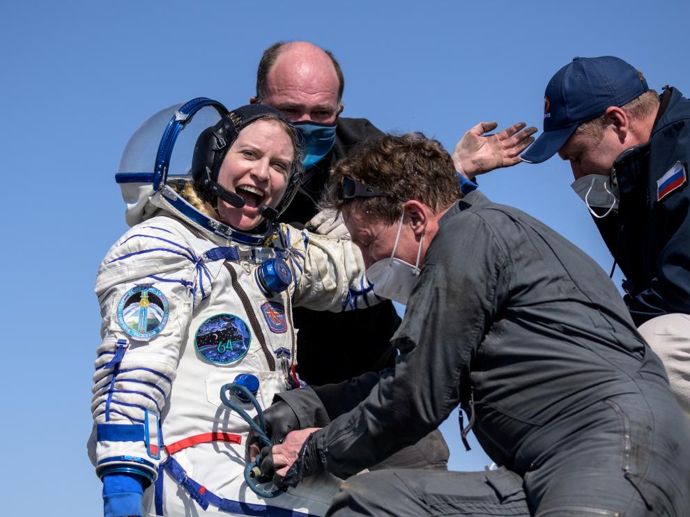 La astronauta de la NASA Kathleen Rubins llega a Tierra a la estepa rusa a bordo de la Soyuz MS-17