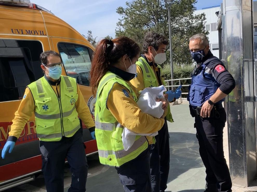 Hallan a una bebé de 5 días abandonada en una bolsa en una plaza de Madrid.
