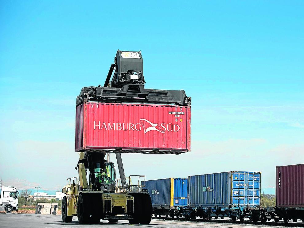 Un portacontenedores descarga, el pasado martes, un tren llegado del puerto de Barcelona.
