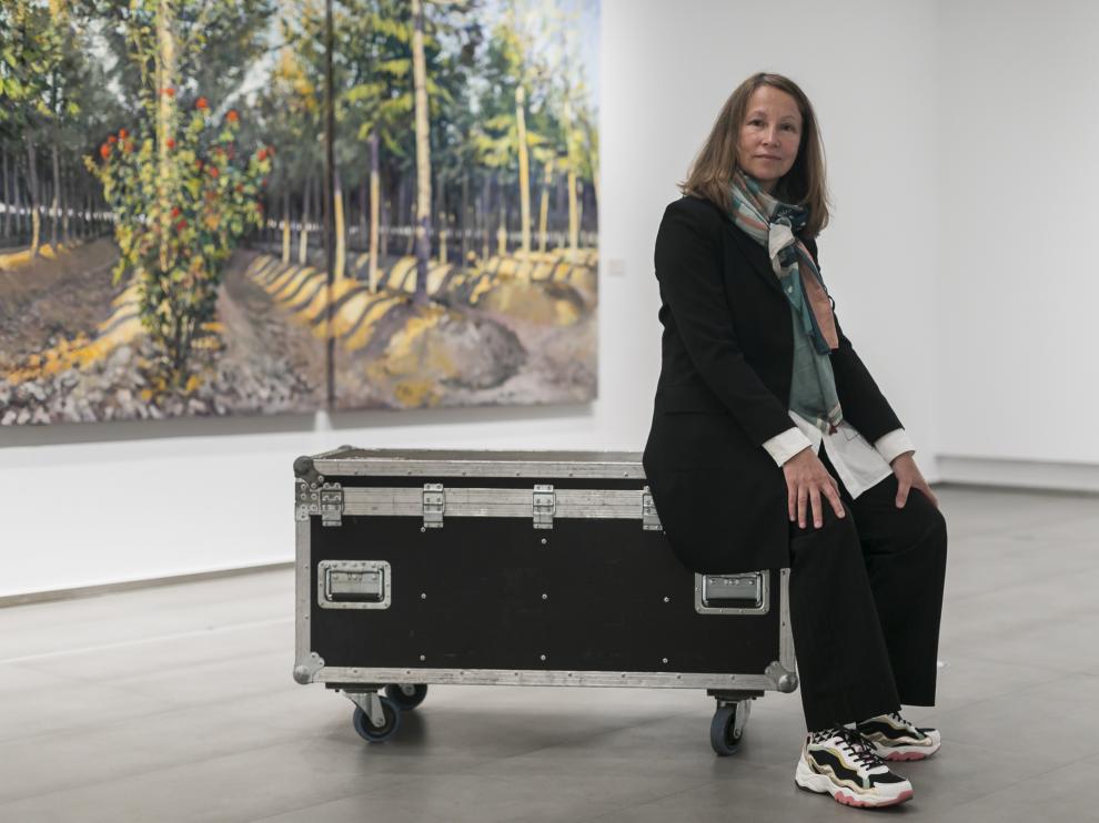 La diseñadora Ana Bendicho, ante uno de los cuadros de Pepe Cerdá en su exposición del Museo Goya.