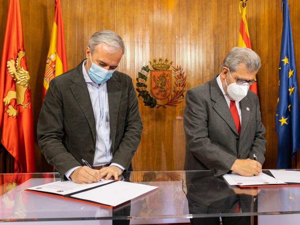 El alcalde, Jorge Azcón, y el rector de la Universidad de Zaragoza, José Antonio Mayoral, durante la firma del convenio este lunes.