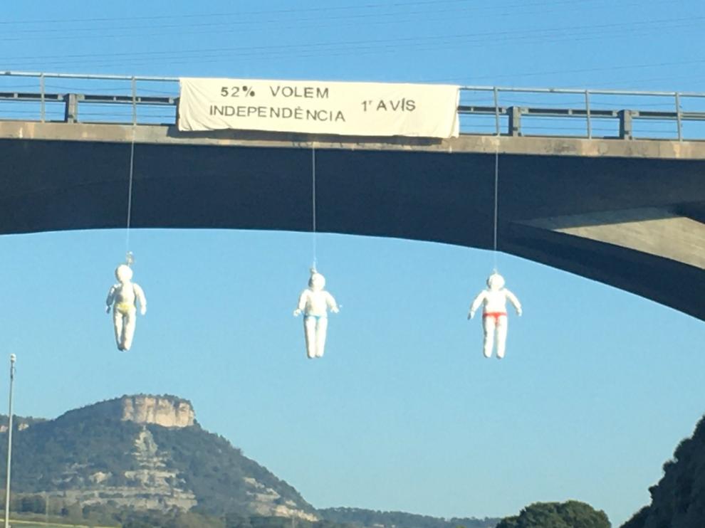 Imagen de los muñecos colgados