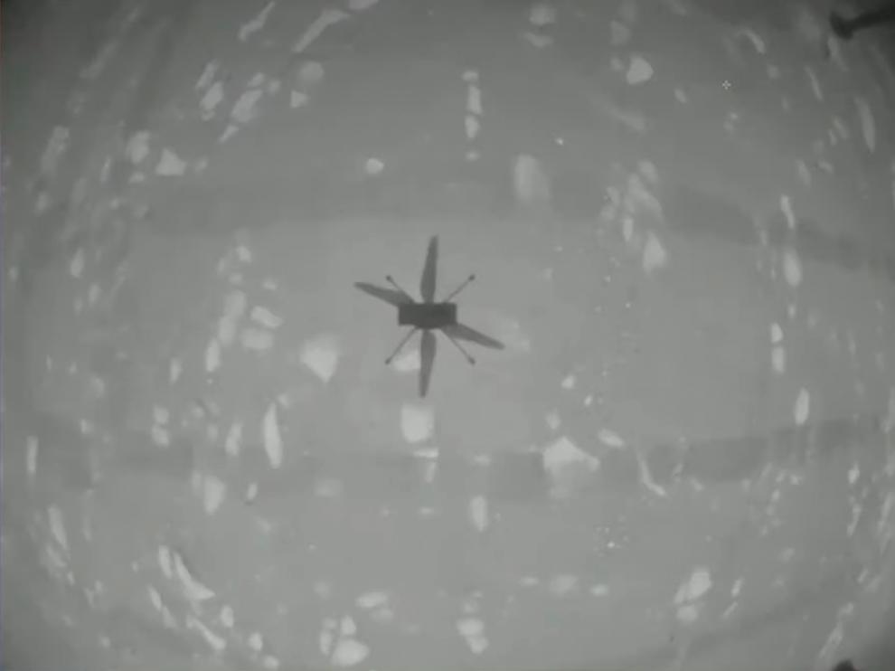 Imagen en blanco y negro tomada por el helicóptero de su propia sombra