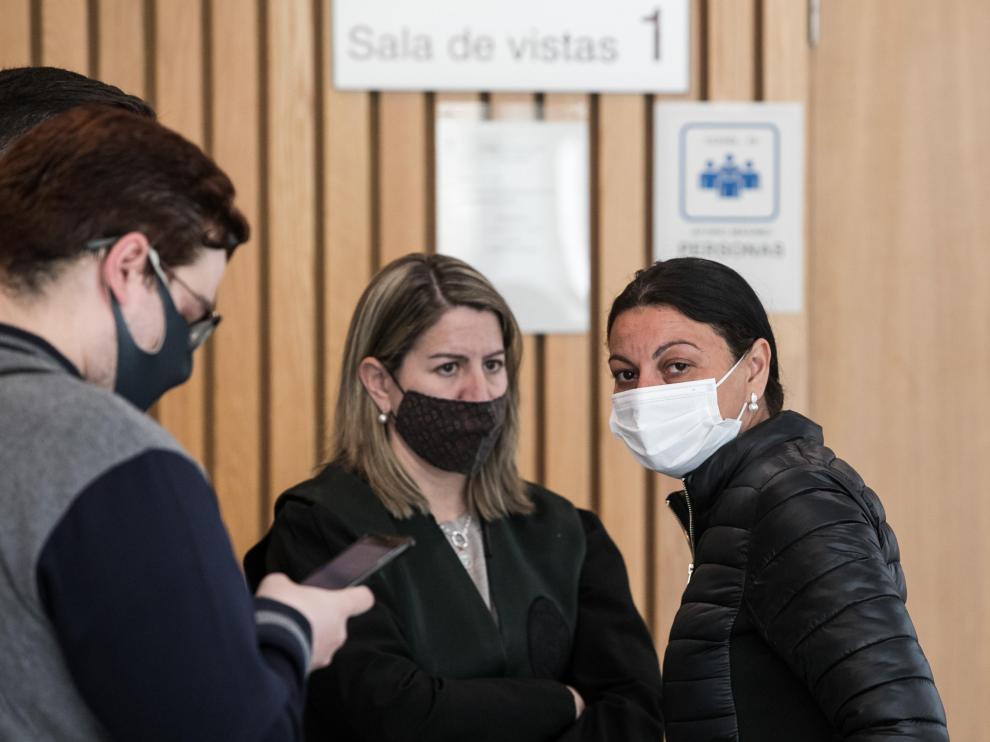 La acusada (derecha), junto a su abogada y el traductor que le asistió durante el juicio.