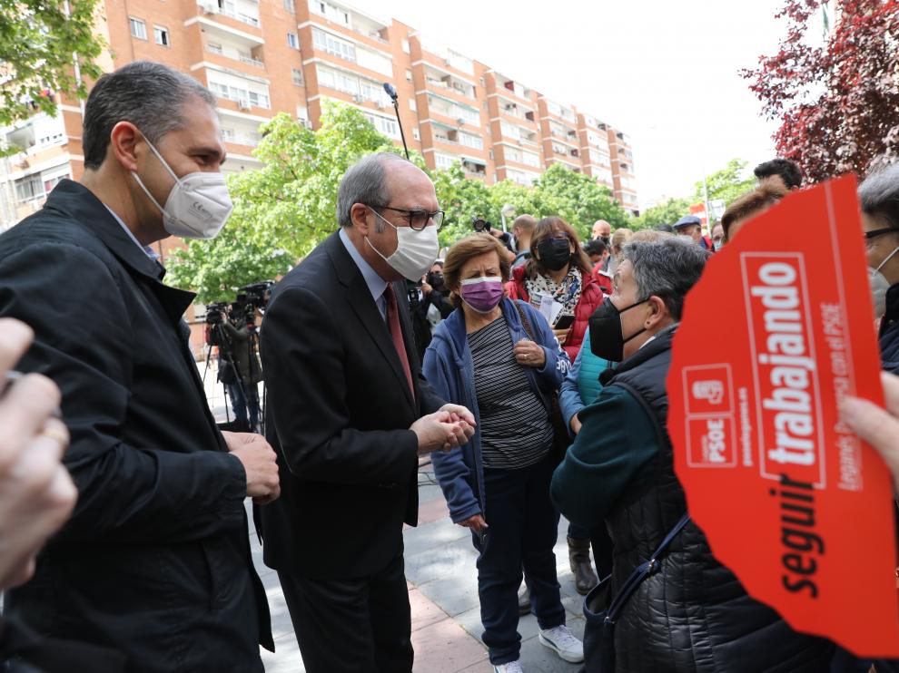 Ángel Gabilondo habla con los vecinos de Leganés (Madrid), ayer, en un acto electoral.