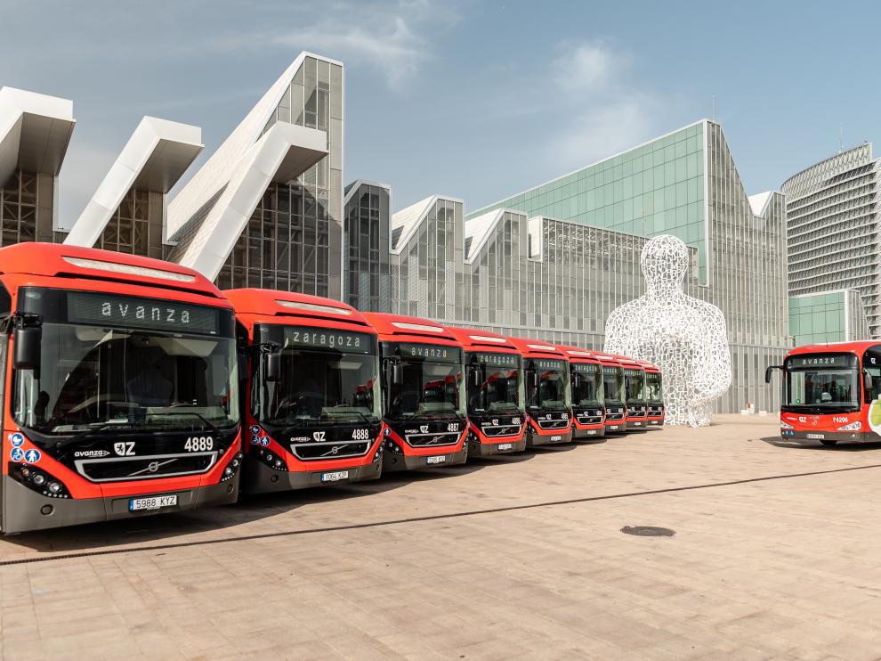 Parte de la flota de autobuses híbridos y eléctricos de la capital aragonesa.