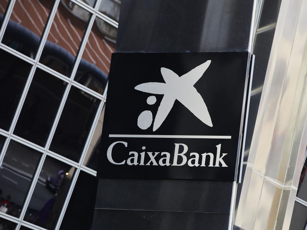 Logotipo de Caixa Bank en una oficina.
