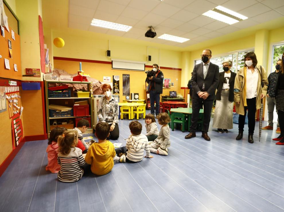 El consejero de Educación, Felipe Faci, en el colegio Hilarión Gimeno.