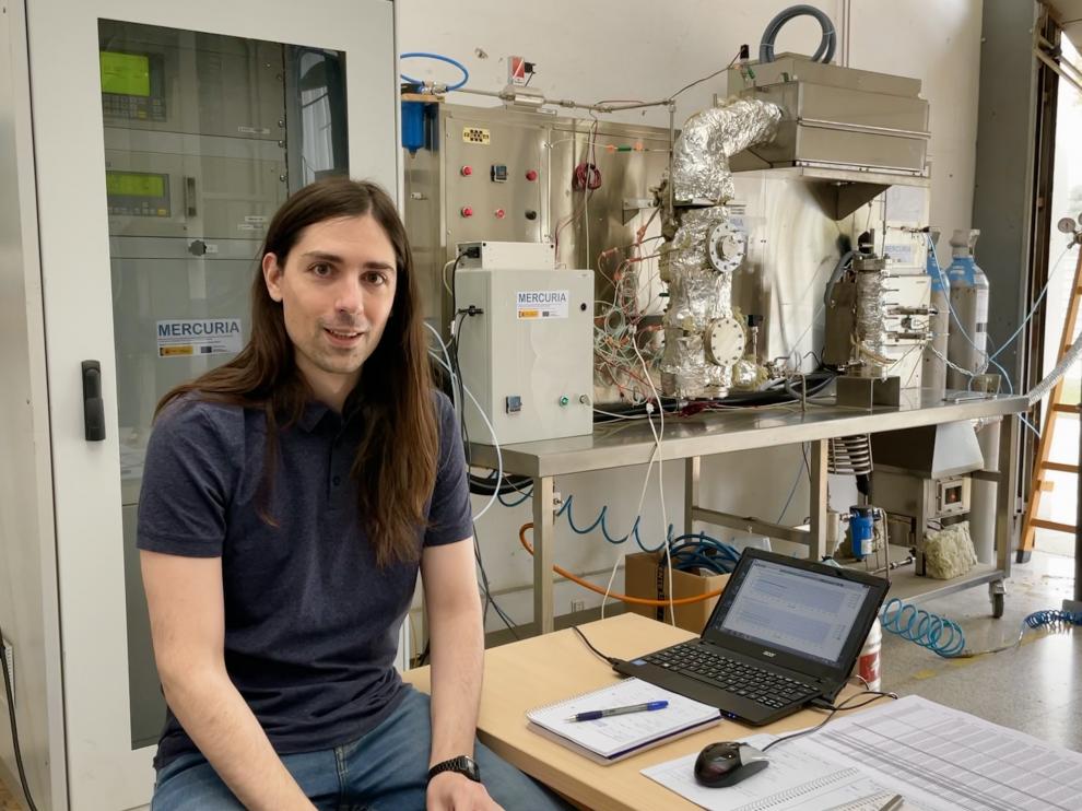 El físico e investigador de la Universidad de Zaragoza Manuel Bailera, en el laboratorio de su grupo de investigación Energía y CO2