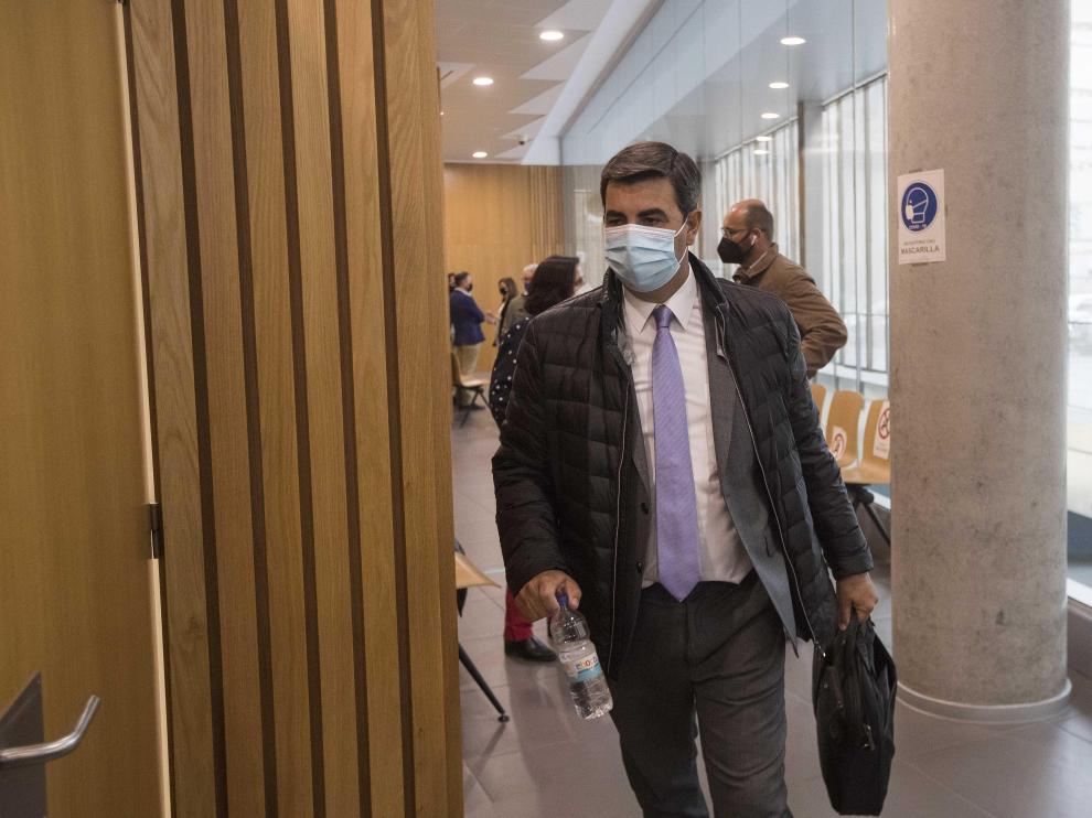 El alcalde de Cosuenda, a punto de entrar en la sala de vistas de la Audiencia de Zaragoza.