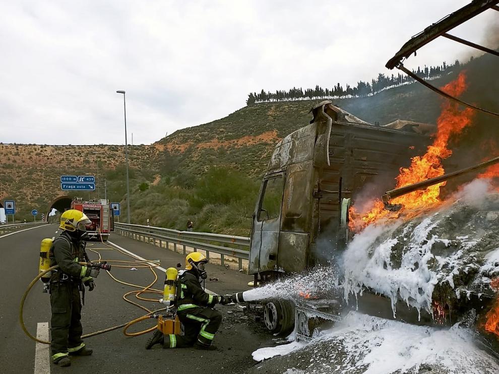 Los bomberos del Speis extinguen el incendio originado en el camión.