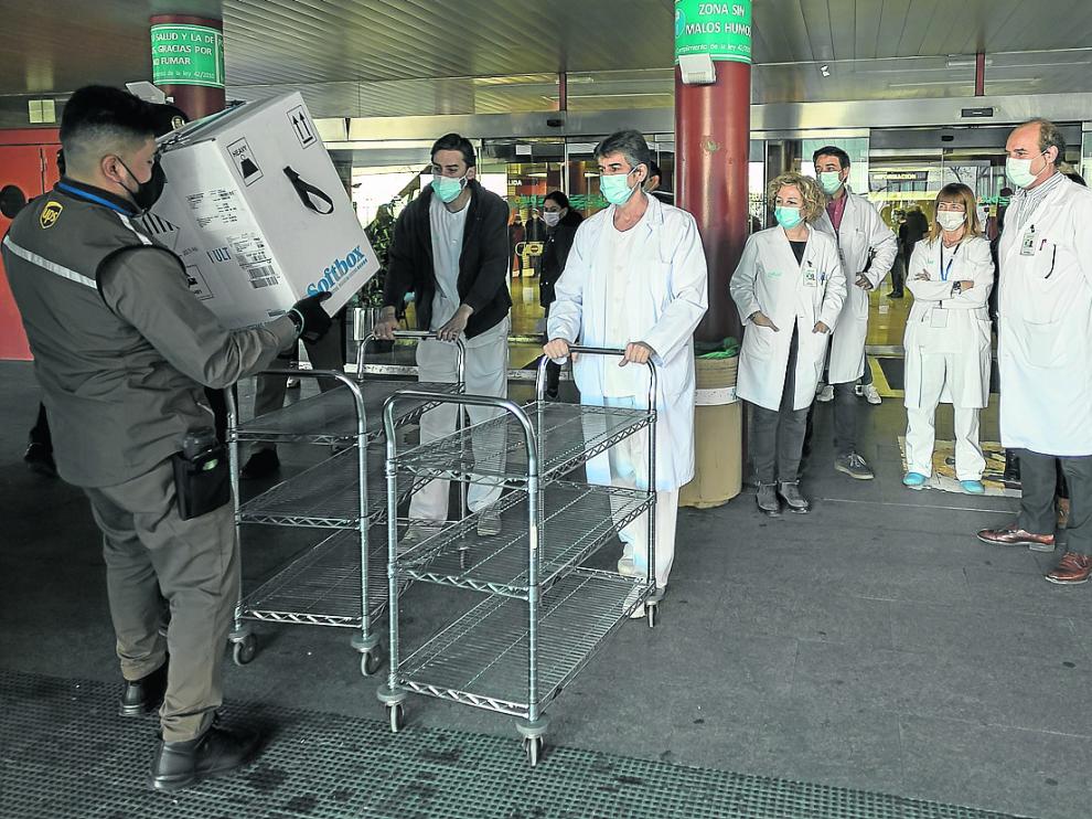Los trabajadores del Clínico reciben uno de los primeros lotes de Pfizer que llegó a Aragón.