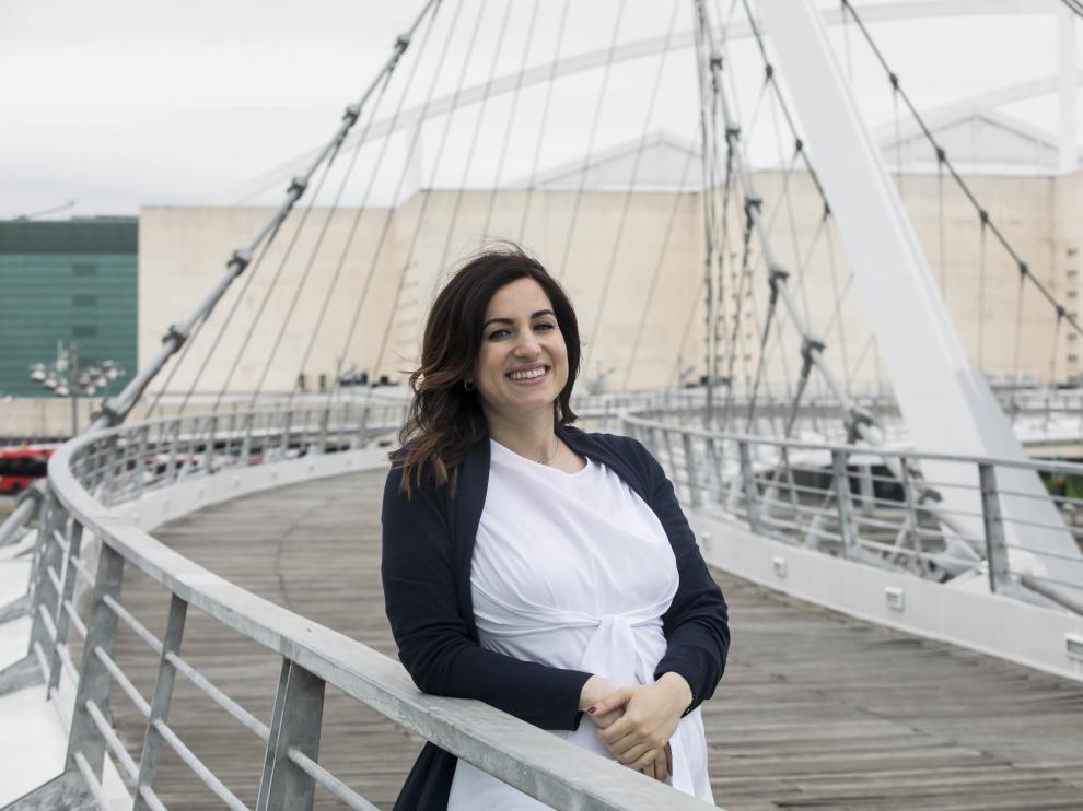 Silvia Plaza, en la pasarela del Voluntariado de Zaragoza, junto a la sede de Etopia, donde la AJE tiene su sede.