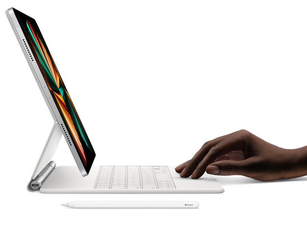 El nuevo iPad Pro con M1 y la nueva funda con teclado y trackpad, ahora en blanco