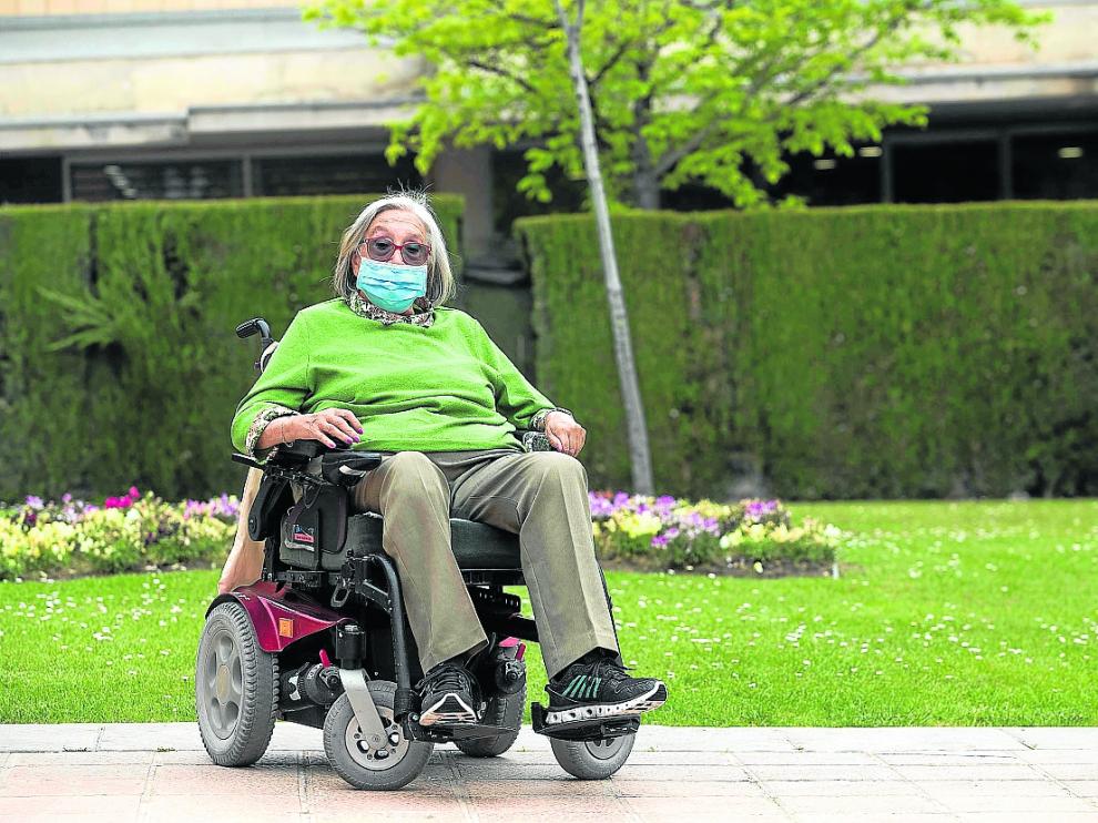 Emilia Nájera en el jardín de la residencia pública Romareda de la capital aragonesa.
