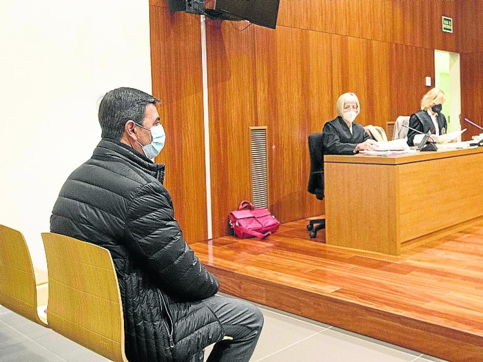 El alcalde de Cosuenda, Óscar Lorente, en el banquillo de los acusados.