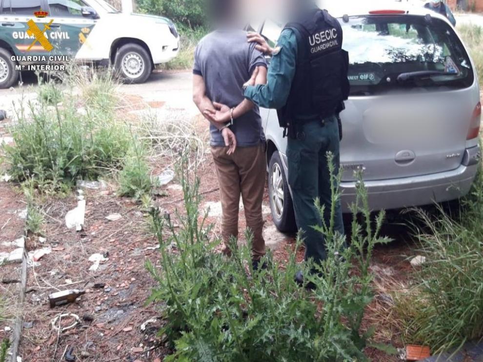 Imagen de la detención de tres personas cuando robaban tuberías de cobre en Osera de Ebro