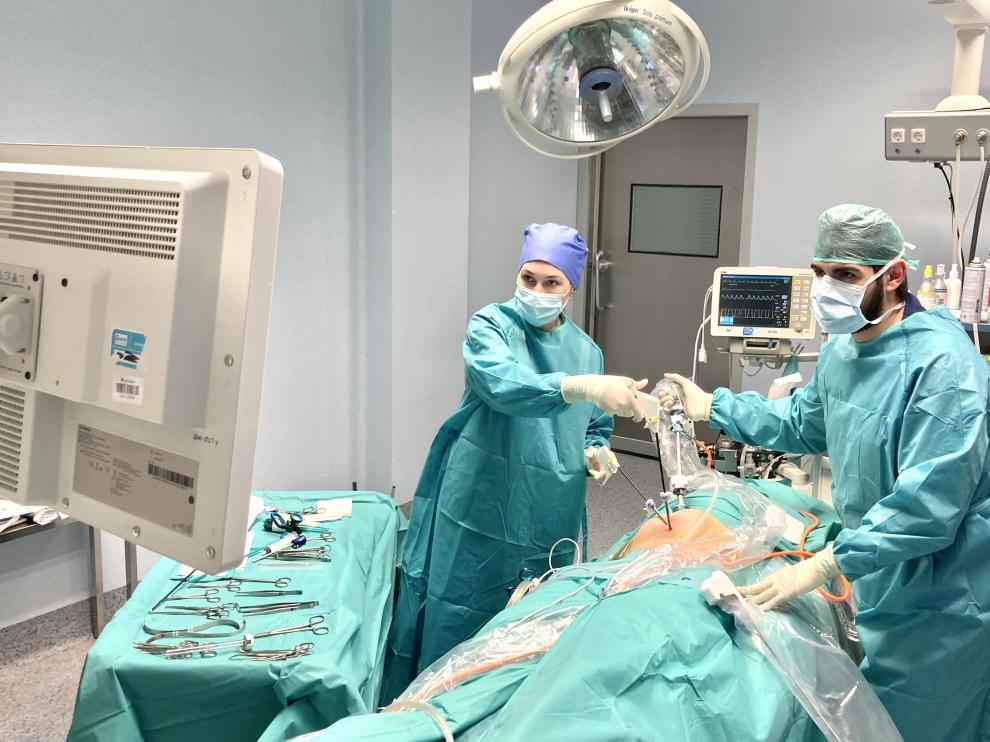 La doctora Eloísa Villarreal y el doctor Guillermo Pola, cirujanos generales de Quirónsalud Zaragoza, realizando una hernioplastia TEP.