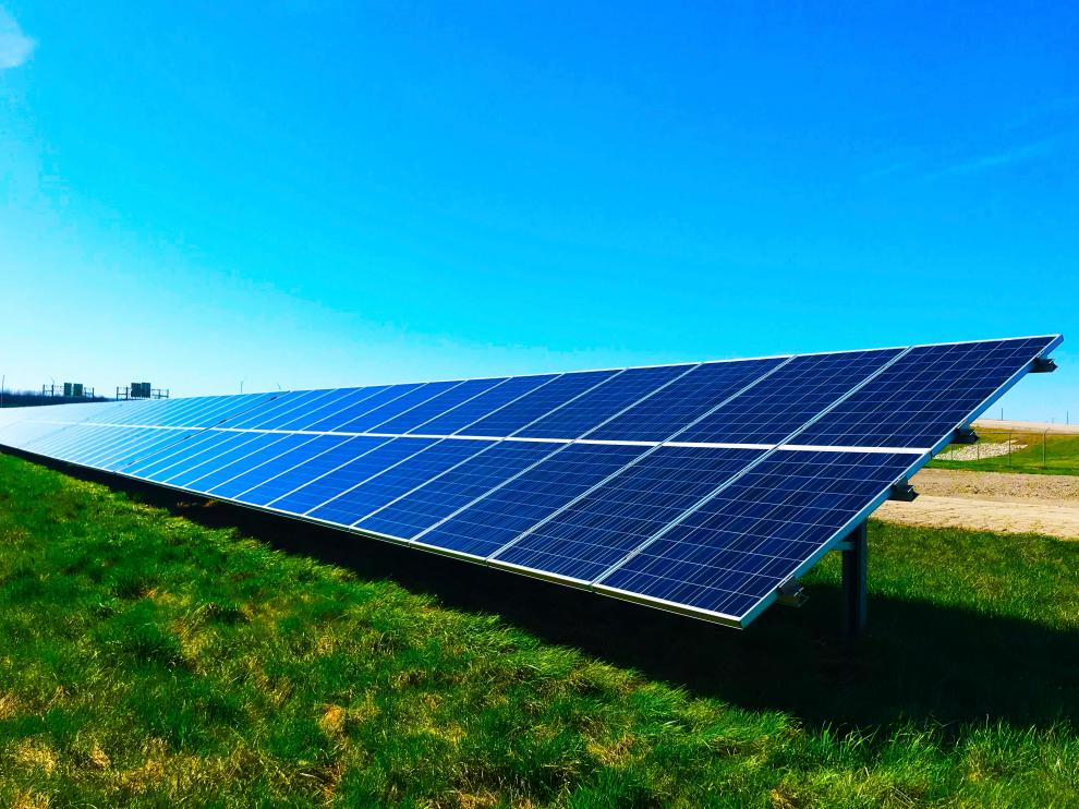 CaixaBank apuesta por las energías verdes y sostenibles.