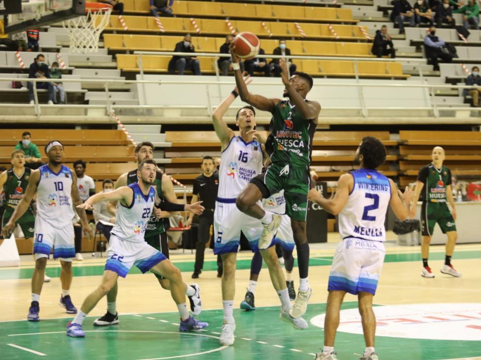 Mike Moore se eleva para anotar durante el partido con el Melilla.