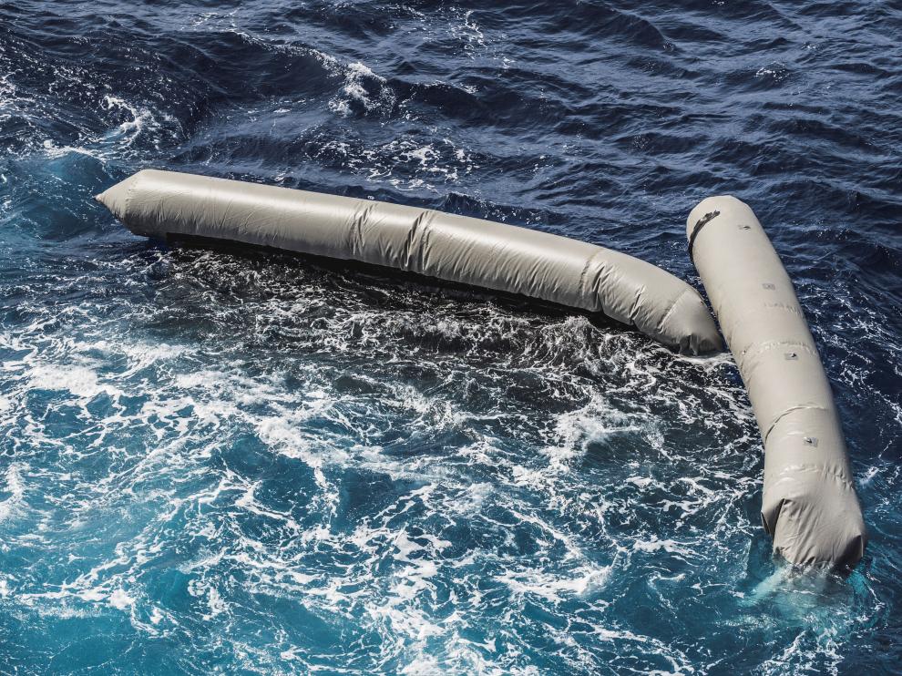 Restos de la patera hundida en el Mediterráneo con cien muertos.