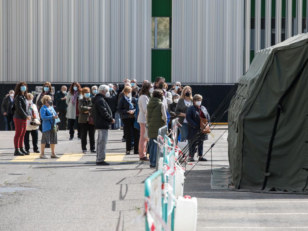 Comienza la vacunación de Janssen en Aragón: carpa del Hospital Clínico de Zaragoza