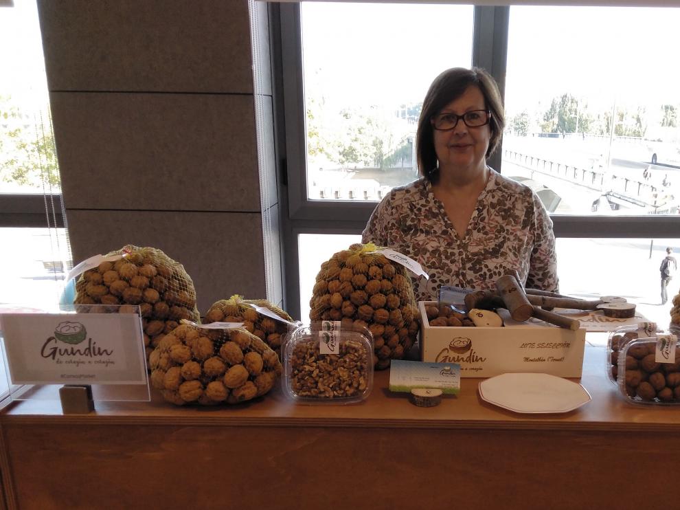 Dolores Melero, titular de la explotación de Nueces Gundín, con una muestra de sus productos.