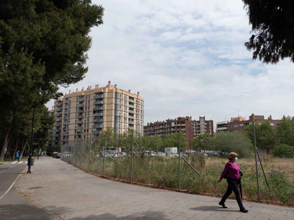 Parte del solar entre Arquitecto LaFiguera y Palencia donde la DGA prevé construir miniapartamentos.