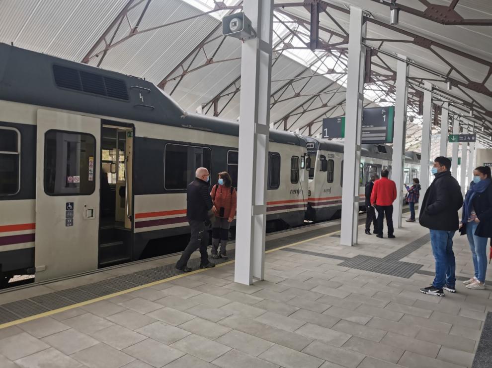 Varios pasajeros salen del tren canfranero en la nueva estación de Canfranc la semana pasada