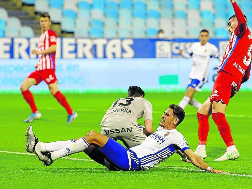 Álex Alegría, a punto de llegar al remate de un balón en el duelo contra el Sporting