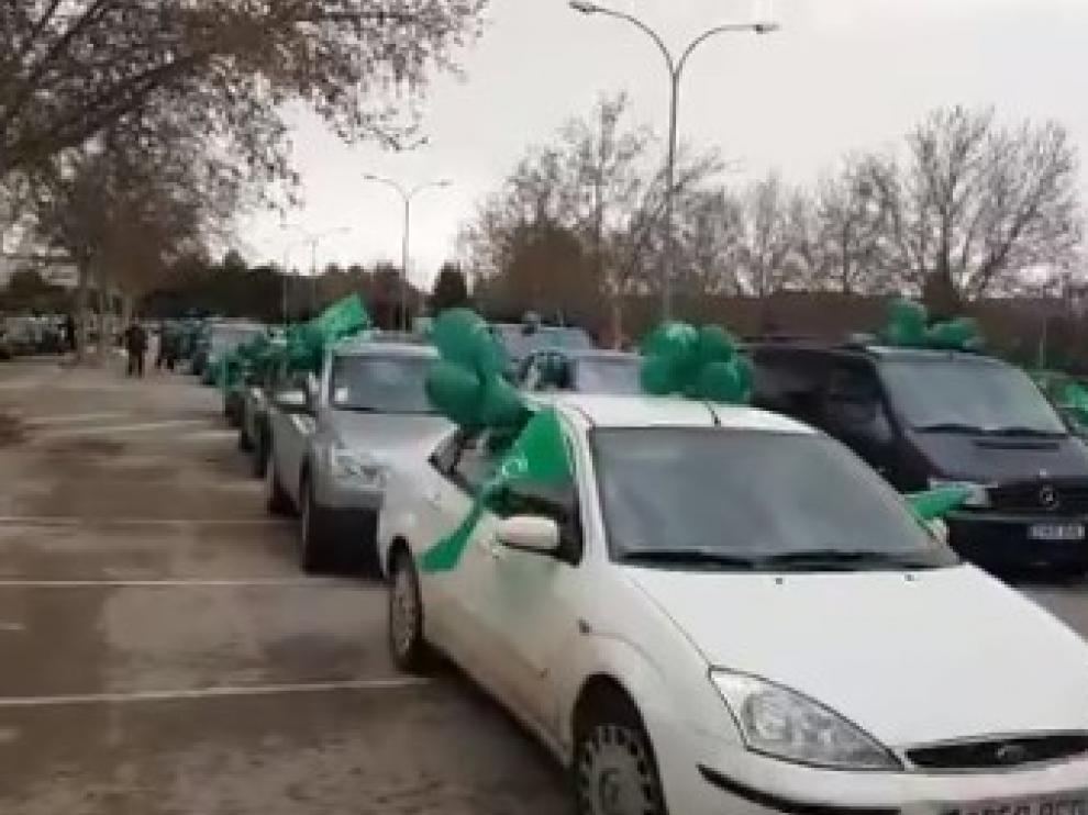 Caravana de coches con globos verdes convocada por Teruel Existe