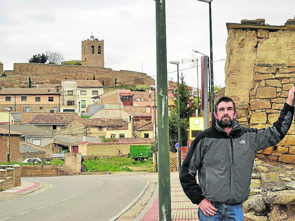 José Daniel Machín, alcalde de Castiliscar, en uno de los accesos a la localidad.