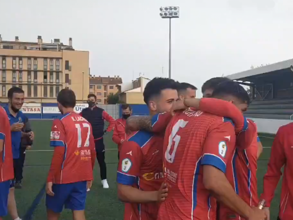 Los jugadores del CD Teruel celebrando el ascenso