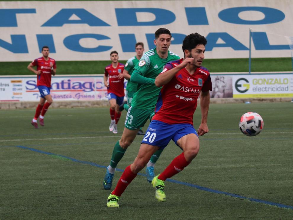 Rodri en la disputa del balón con un jugador del Arenas.
