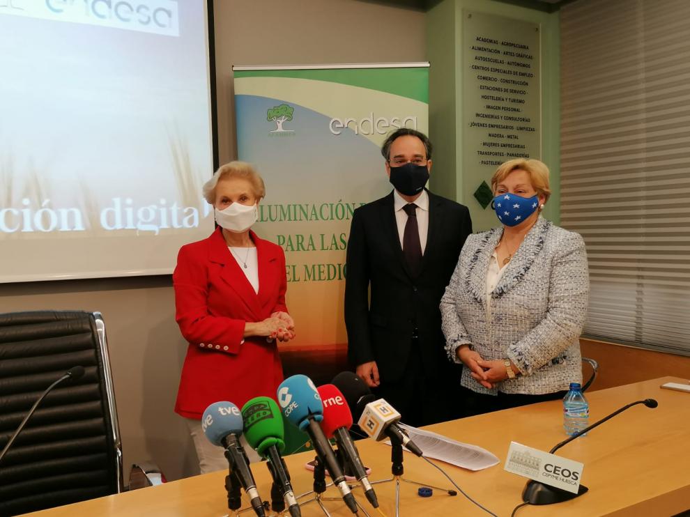 De izquierda a derecha, la presidenta de Afammer en España, el director general de Endesa en Aragón y la responsable de la asociación en Aragón.Ignacio Montaner y la presie