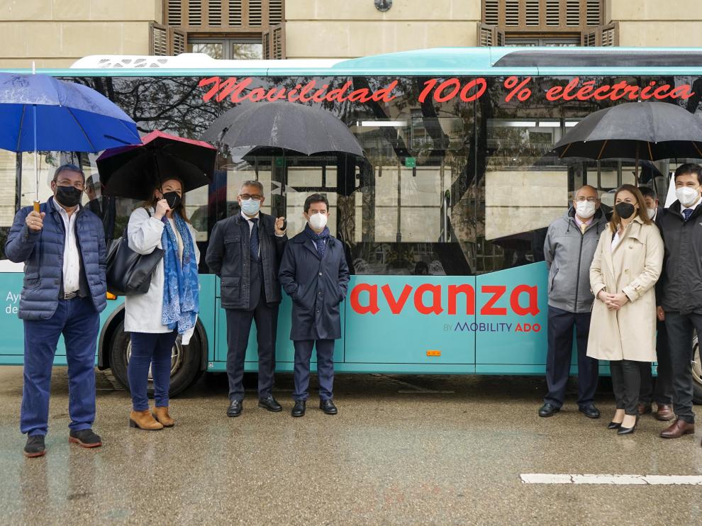 El alcalde de Huesca, Luis Felipe, con concejales y representantes de la empresa Avanza junto al autobús eléctrico.