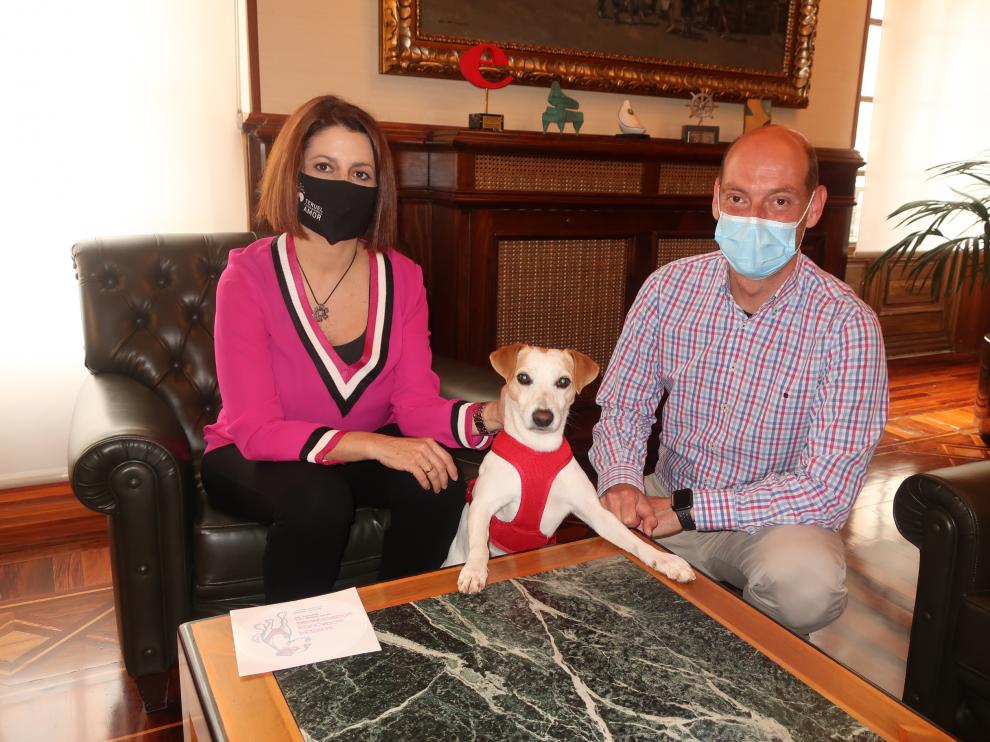 Emma Buj con el el periodista donostiarra Pablo Muñoz Gabilondo y el Pipper
