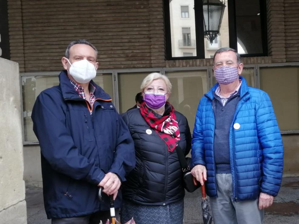 Félix Martínez, María José Pérez y Gregorio Vidal en la concentración de los lunes al cierzo de esta semana.