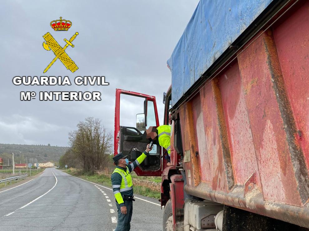 La Guardia Civil de Teruel investiga a un camionero que conducía sextuplicando la tasa de alcohol permitida.
