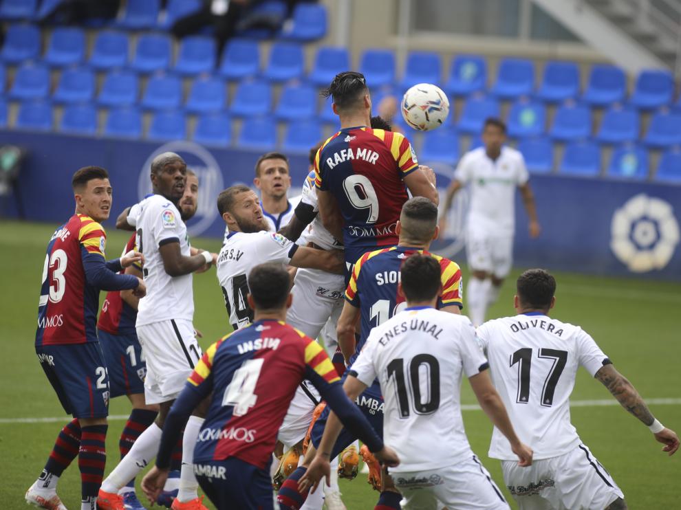 Rafa Mir se eleva sobre sus rivales en el partido contra el Getafe.