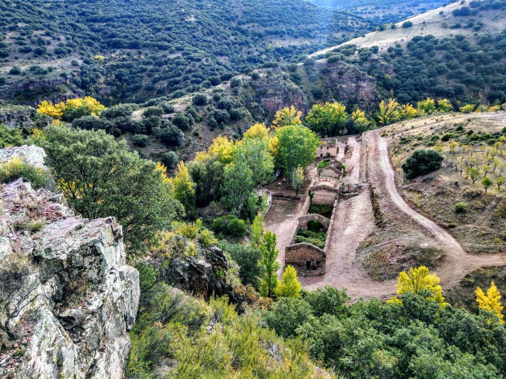 En la zona de las minas del barranco de Valdeplata subsisten las ruinas de los edificios y abundantes escombreras.