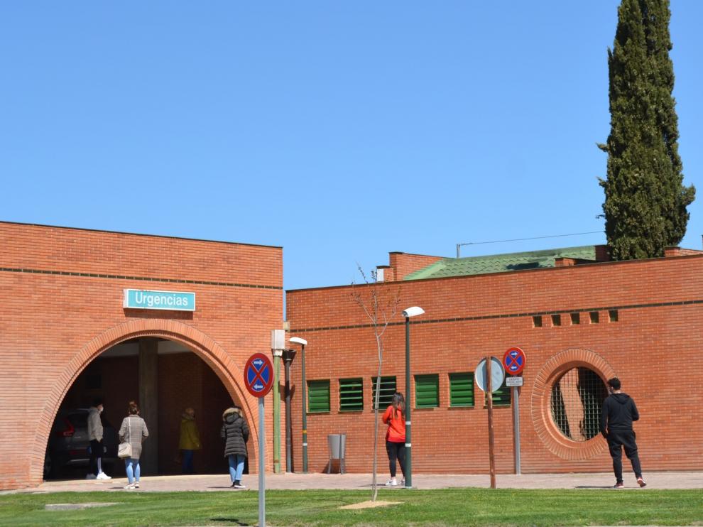 Vecinos de Tauste hacen fila para hacerse pruebas en el centro de salud en los primeros días de abril