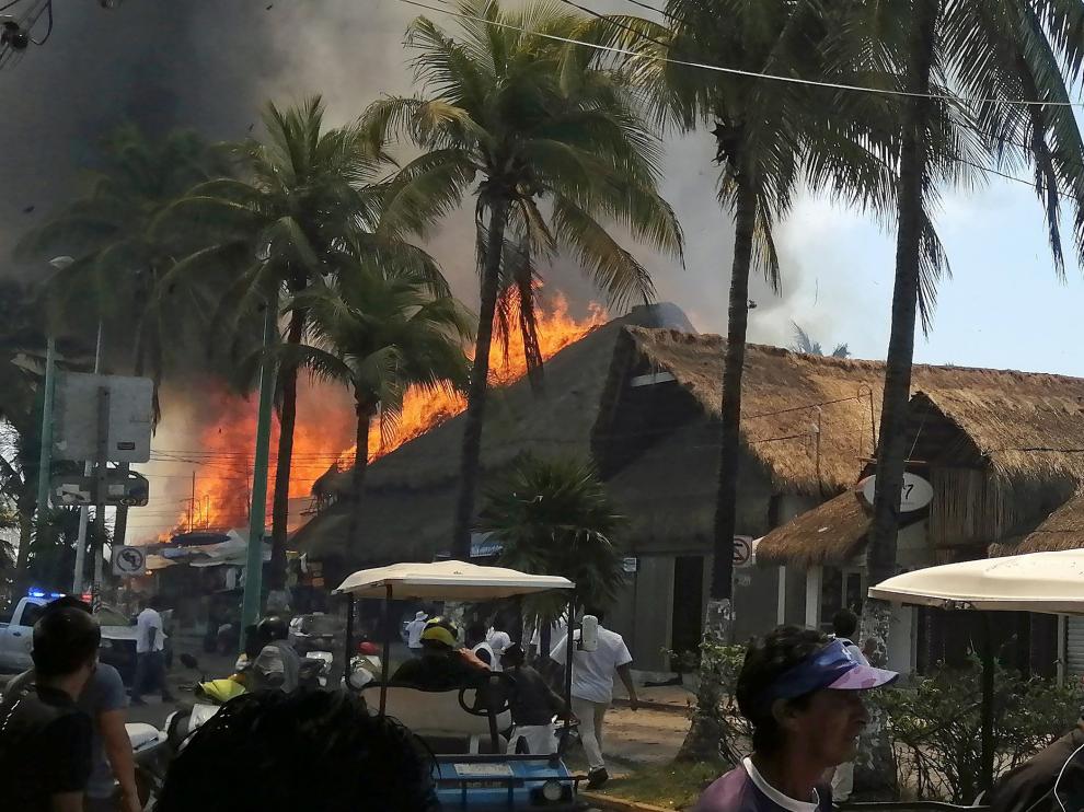 Vista del incendio de varios restaurantes hoy en el balneario de Isla Mujeres