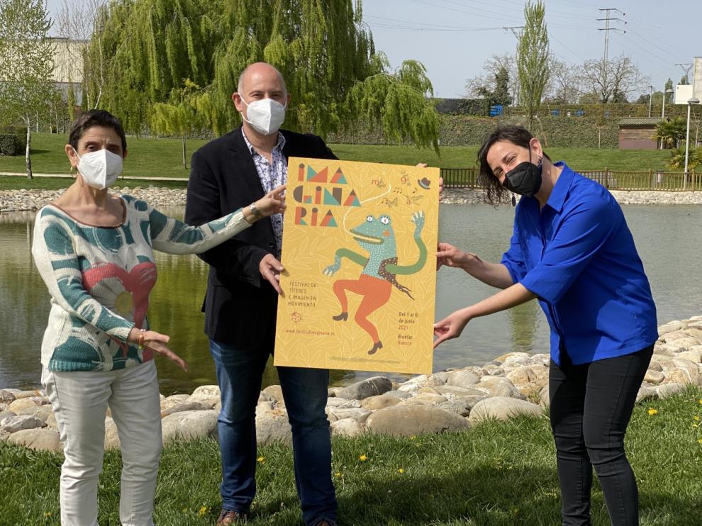 El concejal de Cultura, Juan Carlos García, con las titiriteras de Binéfar Pilar Amorós y Eva Paricio, directoras artísticas del festival.